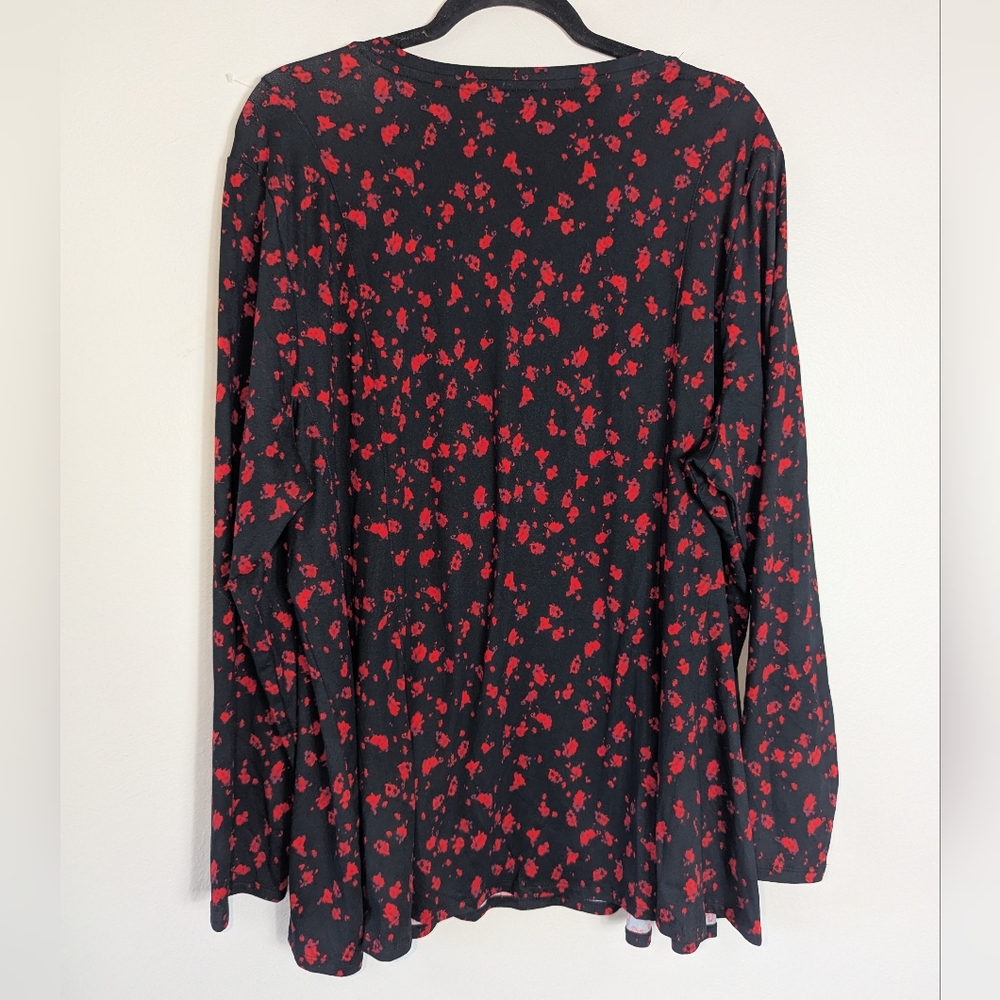 22/24 NWT Lane Bryant Black & Red Print Stretch V-Neck Top - Picture 4 of 4